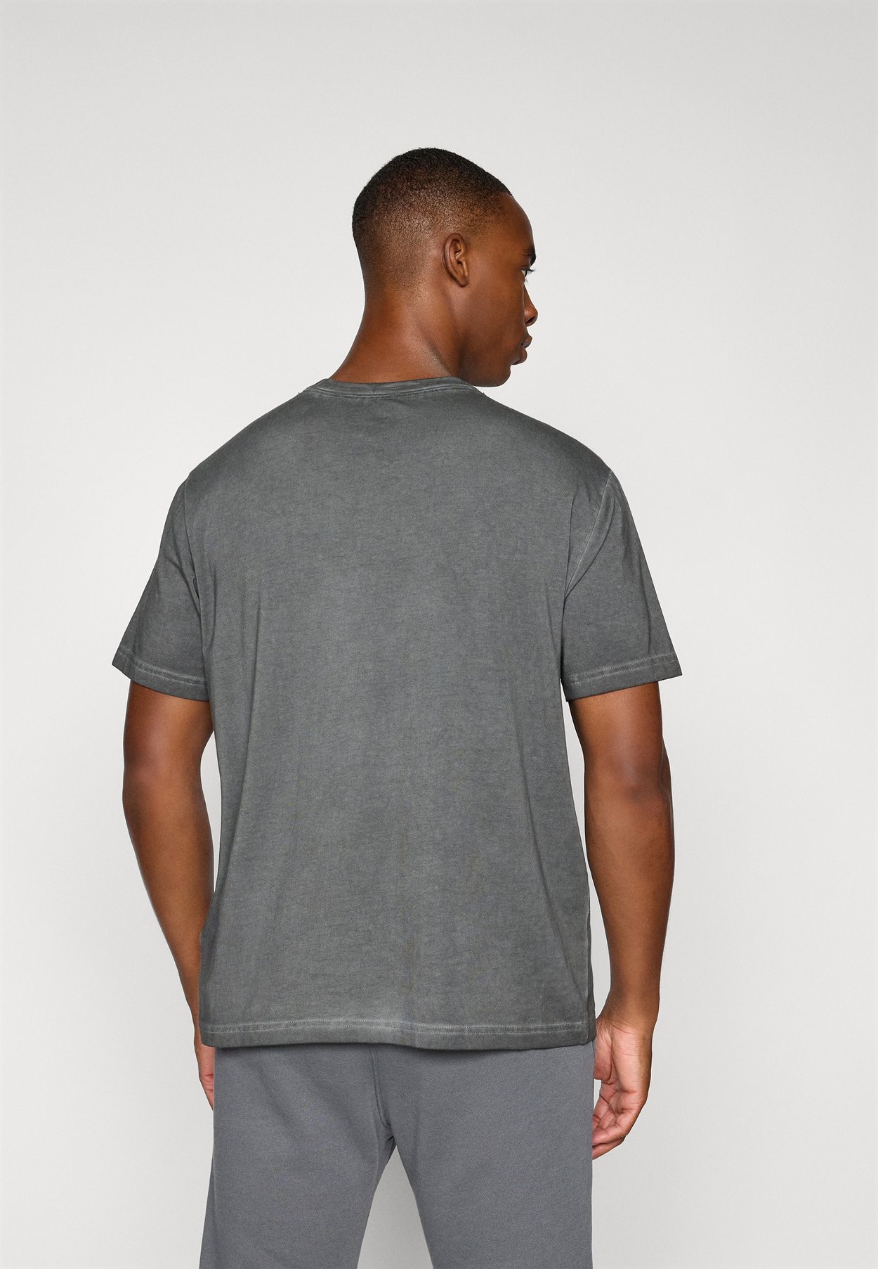 GYM LIFESTYLE CREWNECK GRAPHIC