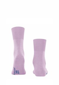 Chaussettes lilas avec des poignets côtelés, présentant une texture lisse et un logo bleu sur le côté. Conçues pour le confort et l'ajustement pendant les activités.