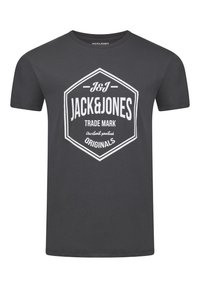 Camiseta de manga corta gris oscuro hecha de algodón, con un gran logo hexagonal blanco que presenta el texto "JACK & JONES" y "ORIGINALS" de forma destacada.