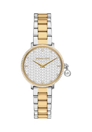 Uhr aus silber- und goldfarbenem Metall mit strukturiertem weißem Zifferblatt, Diamantakzenten, Fischgrätmuster und rundem Gehäuse. Logo-Anhänger befestigt.