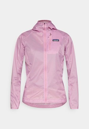 Chaqueta impermeable rosa ligera con capucha ajustada, cierre completo con cremallera y un bolsillo en el pecho. Hecha de material resistente al agua con una textura suave.