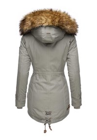 Parka de color gris claro con capucha forrada de piel sintética, cintura ajustable con cordón y detalles de parches. Presenta una textura suave y un diseño ajustado.