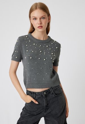 Grijze gebreide cropped trui met korte mouwen, versierd met verspreide faux parels, met een ronde hals en een ribbelrand.