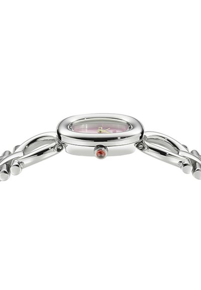 Stříbrné náramkové hodinky s oválným růžovým ciferníkem a spojeným kovovým páskem zobrazené ze strany, zdůrazňující korunku s červeným akcentem.