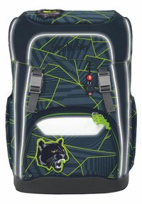 Rucksack mit dunkelblauem Stoff, grünen geometrischen Mustern und reflektierenden Akzenten. Verfügt über ein Panther-Patch und einen grünen Reißverschluss-Ziehgriff.