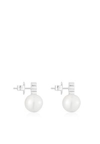 Pendientes de perla con un acabado brillante, presentando herrajes de plata y una forma redondeada y suave. Diseño minimalista con un color claro.