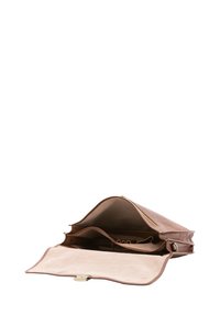 Sac en cuir brun au texture lisse, avec un rabat ouvert, des compartiments intérieurs et des détails de fermeture éclair dorée ; doublure en tissu beige.