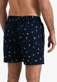 Marine zwemshorts met verschillende kleurrijke strandthema-patronen, elastische tailleband, enkel achterzak en lichtgewicht stof.