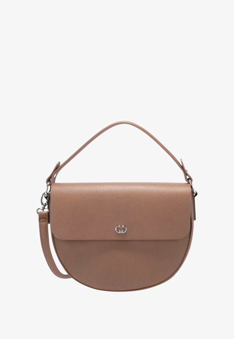 Sac à main rond en cuir beige avec une surface texturée, logo en argent et une bandoulière détachable. Dispose d'une fermeture à rabat et d'une forme semi-circulaire.