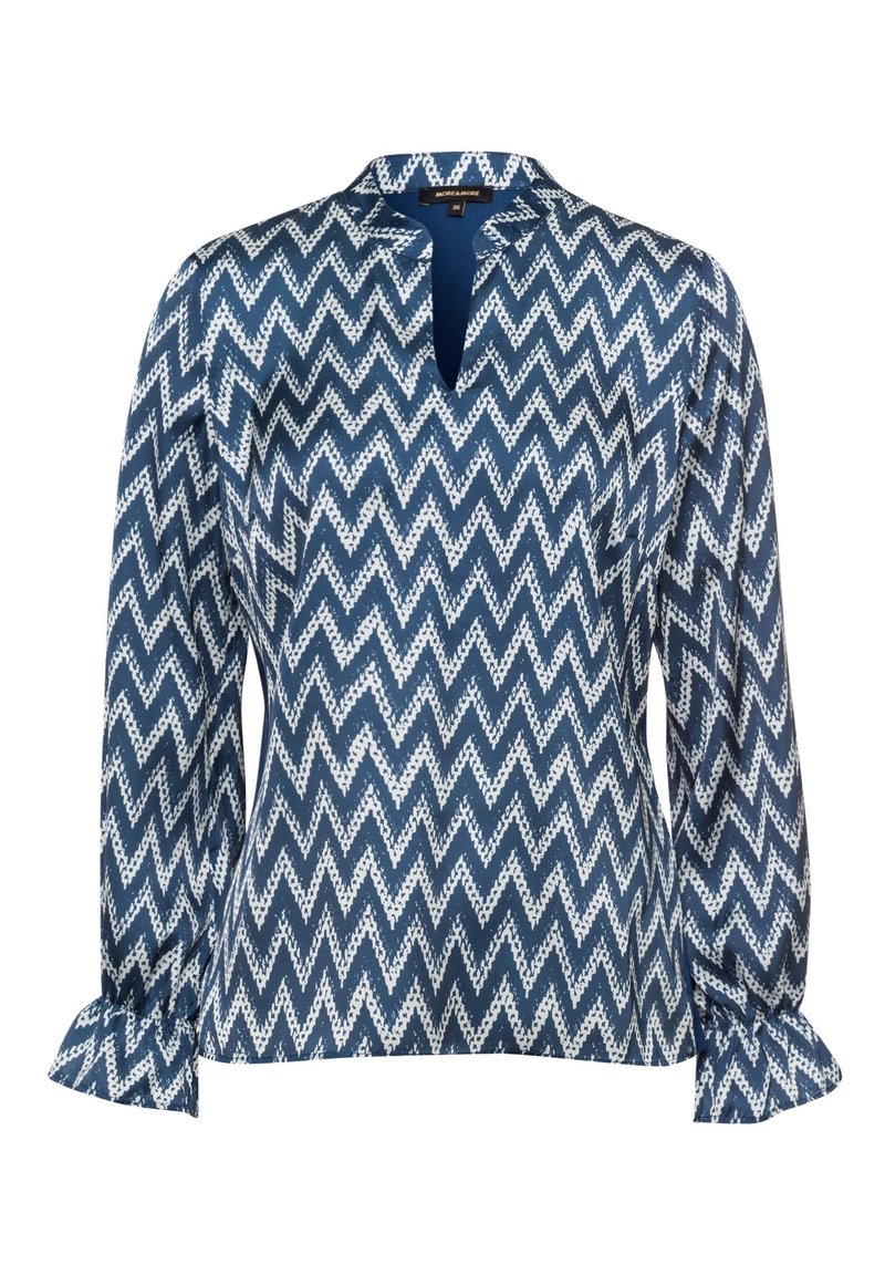 Marineblauwe blouse met lange mouwen, voorzien van een wit zigzagpatroon, een notch-kraag en gathered cuffs. Gemaakt van een soepele stof met een lichte textuur.