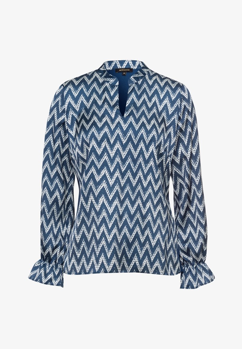 Marineblauwe blouse met lange mouwen, voorzien van een wit zigzagpatroon, een notch-kraag en gathered cuffs. Gemaakt van een soepele stof met een lichte textuur.