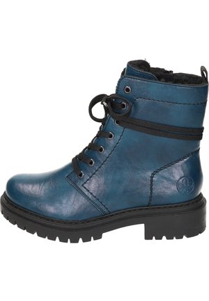 Bottine en cuir bleu avec lacets noirs, bout rond, texture matelassée, semelle en caoutchouc noir robuste et détail de logo sur le côté.