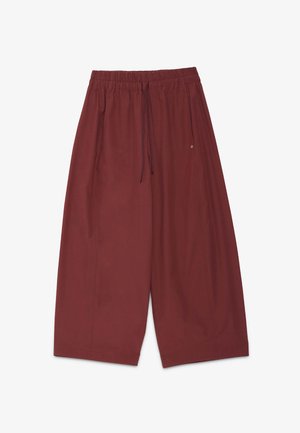 Pantalones cortos de pierna ancha en rojo oscuro con cintura elástica y cordón en fondo blanco.