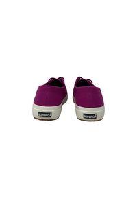 Sneakers in tela viola con tomaia testurizzata, suola in gomma bianca e dettaglio del logo sul retro. Design classico a taglio basso.