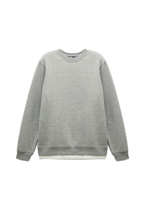 Sudadera gris de cuello redondo hecha de una suave mezcla de algodón. Presenta mangas largas, puños y dobladillo acanalados, y un corte clásico.