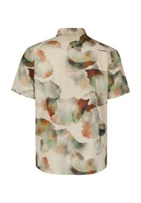 Korte mouwen blouse van lichtgewicht stof, met een zachte beige achtergrond en abstracte aquarelpatronen in groene, oranje en bruine tinten.