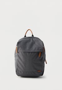 Γκρι υφασμάτινο σακίδιο με μίνιμαλ σχεδιασμό, που διαθέτει μπροστινή τσέπη και δερμάτινες λεπτομέρειες. Περιλαμβάνει πάνω χερούλι και ρυθμιζόμενους ιμάντες.