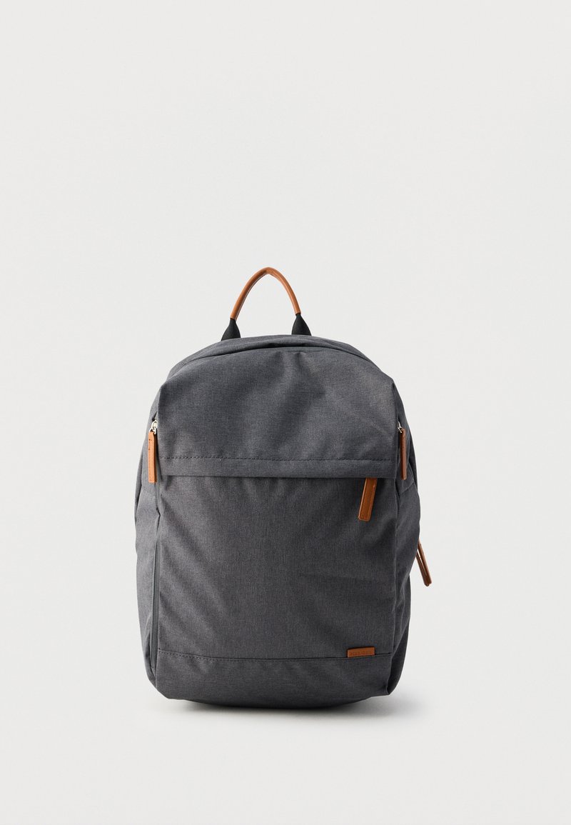 Γκρι υφασμάτινο σακίδιο με μίνιμαλ σχεδιασμό, που διαθέτει μπροστινή τσέπη και δερμάτινες λεπτομέρειες. Περιλαμβάνει πάνω χερούλι και ρυθμιζόμενους ιμάντες.