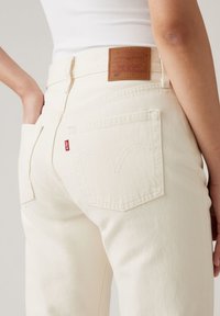 Levi's witte denim jeans met achterzakken met een gebogen stiksel, een leren patch en een klein rood merkje.
