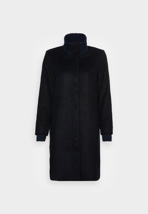 Manteau noir mi-longue jusqu'aux genoux avec un col montant côtelé et des poignets côtelés, doté d'une fermeture avant dissimulée.