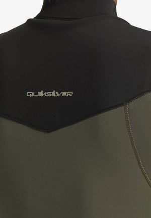  märkk robe avec une partie supérieure noire et une partie inférieure olive verte. Texture lisse avec des coutures plates et logo Quiksilver dans le dos.