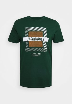 Grünes Baumwoll-T-Shirt mit einem grafischen Design, das ein rechteckiges Muster in Braun und Weiß zeigt, und dem Text "JACK&JONES" in der Mitte.