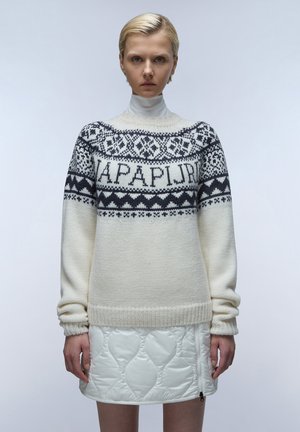 Pull en tricot off-white à col montant, avec un motif géométrique noir et un logo. Associé à une jupe blanche matelassée avec des accents en vagues.