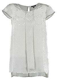 Blouse blanche à manches courtes avec petit motif de carrés noirs, encolure ronde, pli frontal et tissu légèrement transparent.