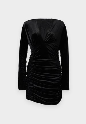 Robe en velours noir avec des manches longues, un décolleté en V profond et des détails froncés sur le côté pour une silhouette ajustée. Texture lisse et design classique.