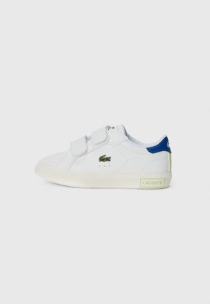 Baskets blanches avec des bandes Velcro, tige en cuir, accents bleus et verts, semelle texturée et logo Lacoste brodé sur le côté.
