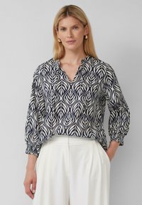 Bluse in Marineblau und Creme mit Blattmuster, V-Ausschnitt und ger�üschten Ärmeln. Leichte Stoffqualität mit lockerer Passform.