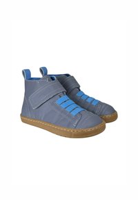 Zapatillas altas de cuero gris con cordones elásticos azules y correa de Velcro. Suela de goma, cuello acolchado y detalles de costura en contraste.