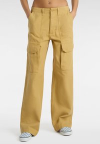 Pantaloni cargo gialli con vestibilità ampia, caratterizzati da tasche frontali, tasche laterali cargo e chiusura con bottone. Adatti per un abbigliamento casual.