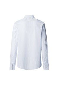 Chemise blanche à manches longues avec des rayures verticales bleu clair, col pointu, poignets à boutons et ourlet arrondi. Tissu en mélange de coton avec une texture lisse.