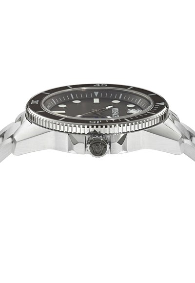 Montre-bracelet en métal argenté avec une lunette rotative noire, un cadran noir, des marqueurs lumineux, et une couronne arborant un logo Méduse.