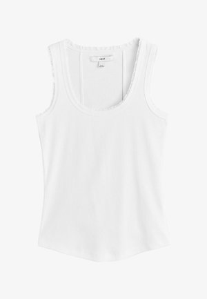 Maiou alb cu nervuri, fără mâneci, cu decolteu rotund și dantelă, etichetă de marcă „NEXT” vizibilă pe interiorul gulerului.