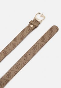 Bruine riem met patroon, gemaakt van textuur materiaal, met een gouden ronde gesp en verschillende gaatjes voor maatverstelling.