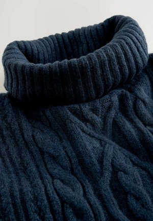 Marinblå stickad tröja med en tjock ribbad krage och kabelstickad textur, i ett mjukt, lurvigt material och med en avslappnad passform.