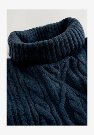 Pull en maille navy avec un col côtelé épais et une texture en tricot torsadé, fabriqué dans un matériau doux et duveteux, avec une coupe décontractée.