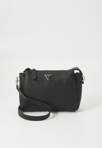 Černá syntetická kabelka s texturovaným povrchem, zlatými doplňky, odnímatelným ramenním popruhem a trojúhelníkovým logem na p�řední straně.