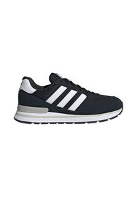 Baskets Adidas noires et blanches avec trois bandes blanches sur le côté, semelle intermédiaire amortissante et semelle extérieure en caoutchouc, présentées de profil, face à droite.