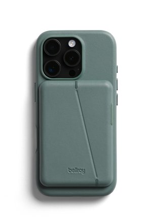 Custodia per telefono in pelle verde con uno scomparto per carte sul retro, texture liscia, bordi arrotondati e un logo discreto nella parte inferiore.