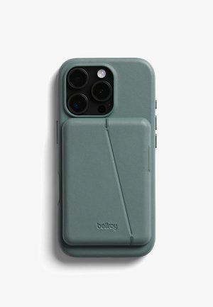 Custodia per telefono in pelle verde con uno scomparto per carte sul retro, texture liscia, bordi arrotondati e un logo discreto nella parte inferiore.