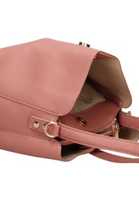 Borsa a tracolla in pelle rosa con superficie testurizzata, pattina aperta, ferramenta color oro, tasca interna con zip e tracolla regolabile.