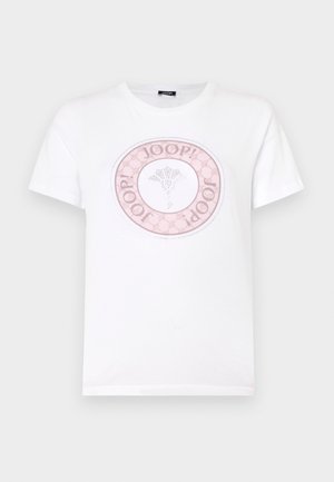 Hvid bomulds t-shirt med et cirkulært pink design med "JOOP!" og et blomstermotiv, korte ærmer og rund hals.