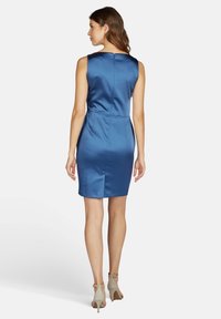 Robe sans manches en satin bleu avec une silhouette ajustée. Présente un col rond et une fermeture éclair dans le dos, l'ourlet se situe au-dessus du genou.