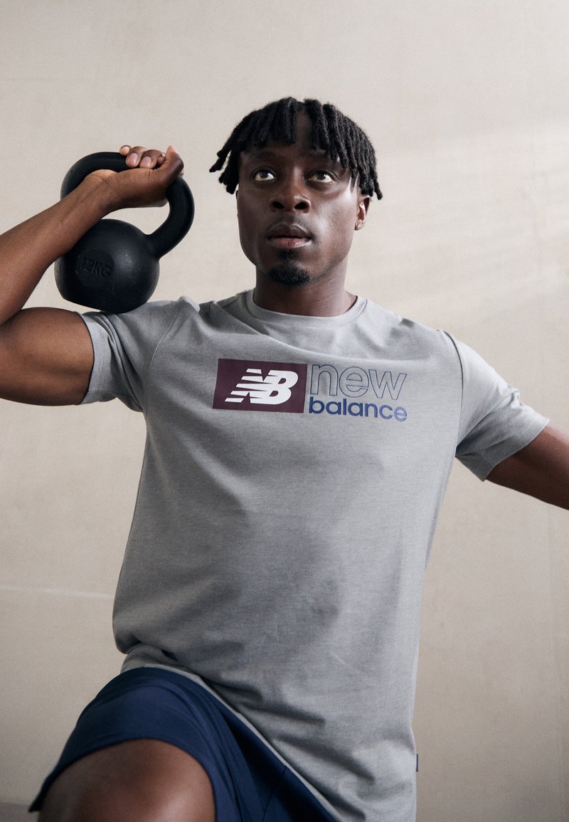 New Balance SPORT ESSENTIALS HEATHERTECH GRAPHIC  - T-shirts med print - slate grey
