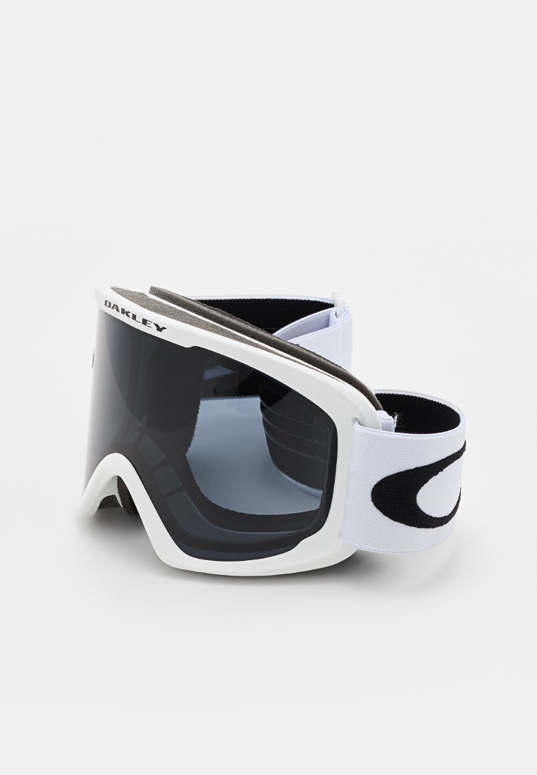 Occhiali da sci bianchi con una fascia nera, dotati di una grande lente scura e di un morbido rivestimento interno. La fascia presenta un logo "O" in nero.