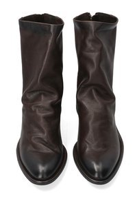 Hnědé kožené kotníkové boty s volným střihem, špičatou špičkou a hladkou texturou. Zapínání na zip vzadu.