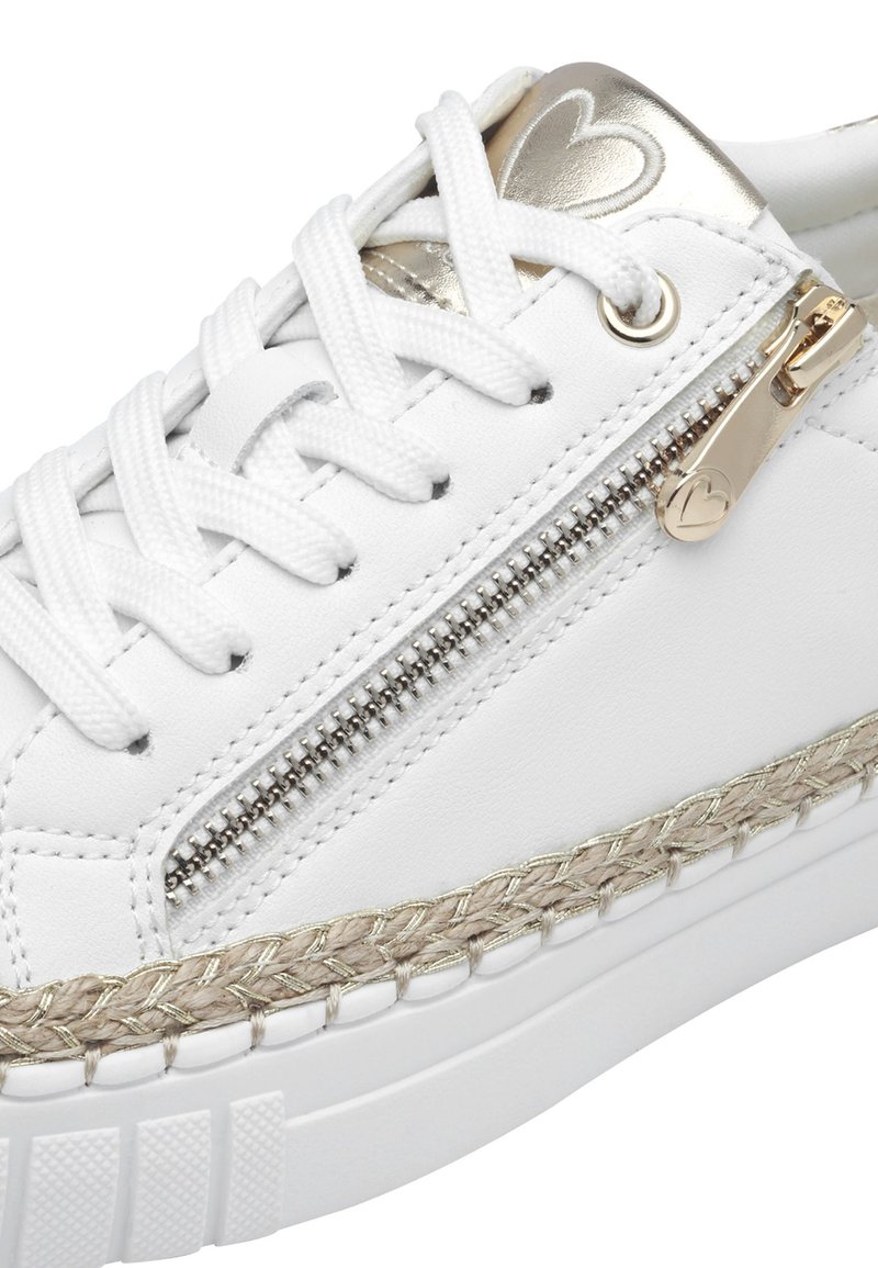Zapatilla blanca con acento dorado trenzado, cremallera en el lateral y cordones planos blancos. El material es suave; el zapato tiene una puntera redondeada y una suela texturizada.